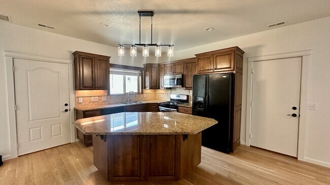 Foto del edificio - Cute little gated community 3 bed 2.5 bath...