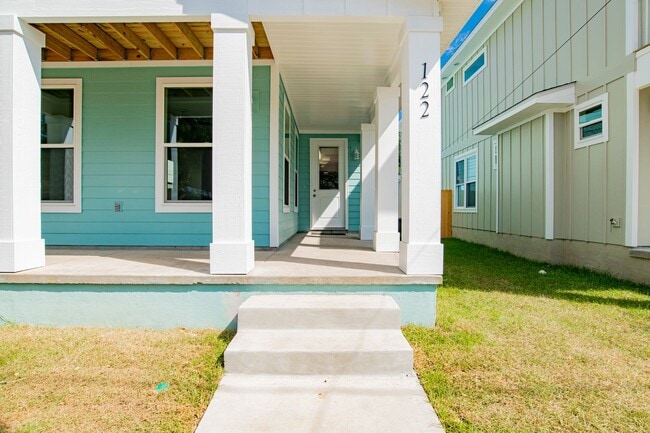 Building Photo - BRAND NEW 3 Bed/3.5 Bath New Orleans-style...