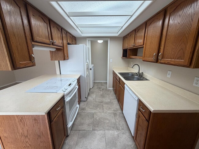 Building Photo - 1609 E Ellis Dr