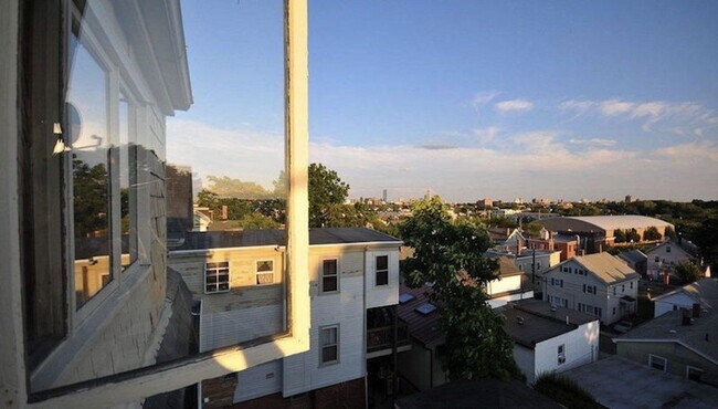 Building Photo - Somerville 1 bedroom apartment - Available...