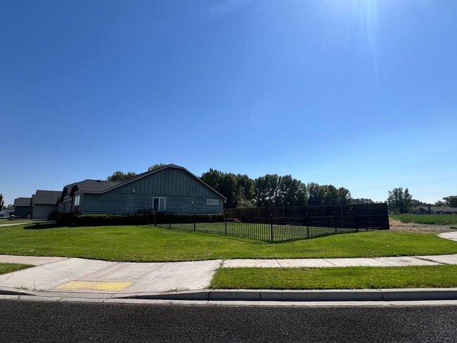 Building Photo - Beautiful Well Kept Home in Crossroad Neig...