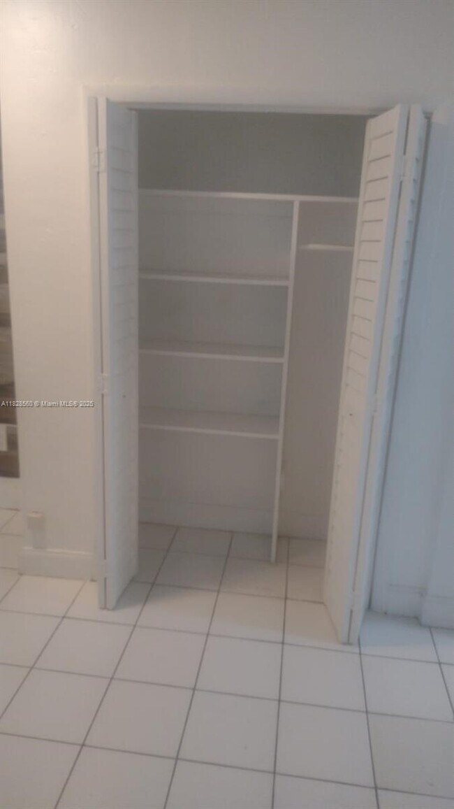 Foto del edificio - 7835 Crespi Blvd