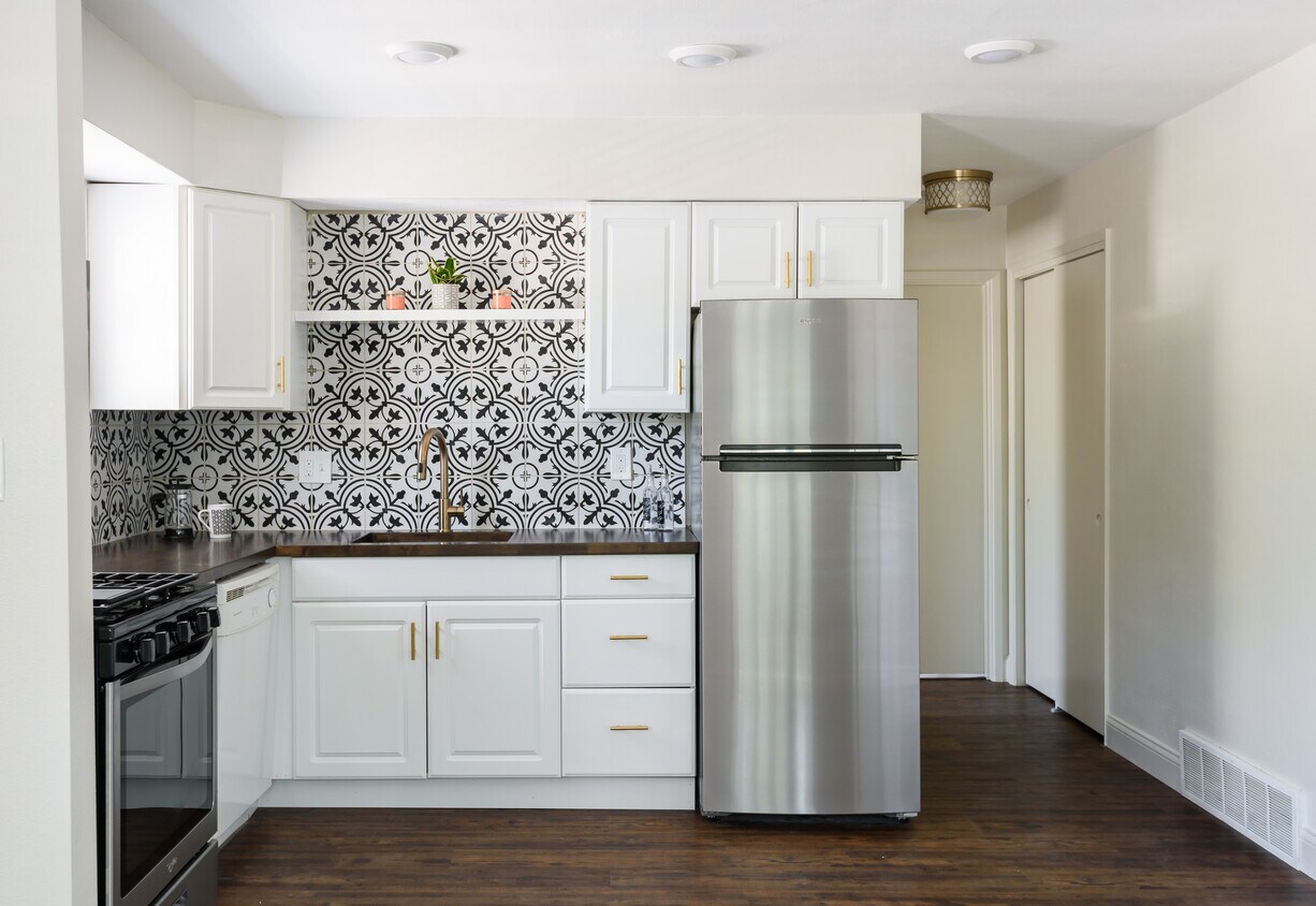 Newly updated kitchen - 629 W Woodbine Ave