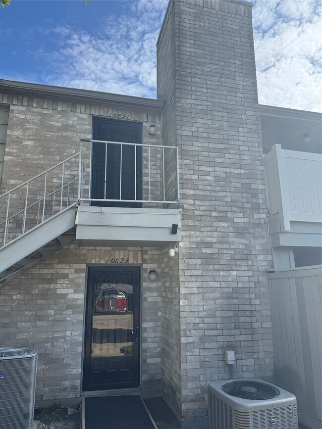 Building Photo - 10821 Braes Bend Dr