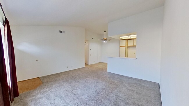 Foto del edificio - Charming 1 Bed 1 Bath Condo in Irvine!