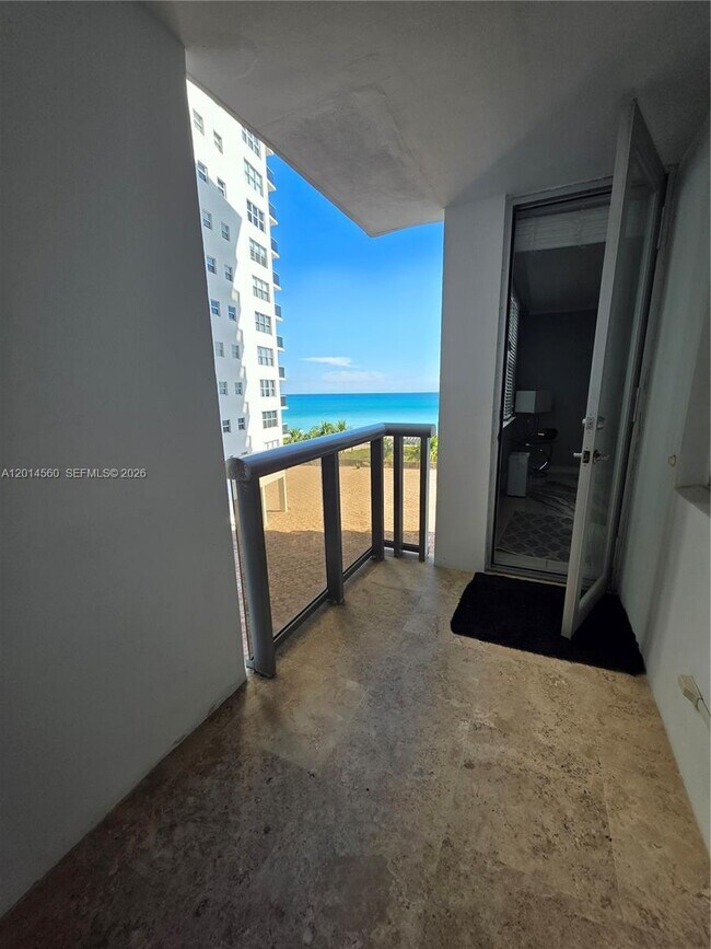Foto del edificio - 6039 Collins Ave