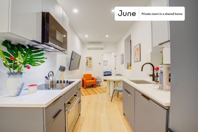 Building Photo - Absolutely ROOM at The Central Park Manhattan House