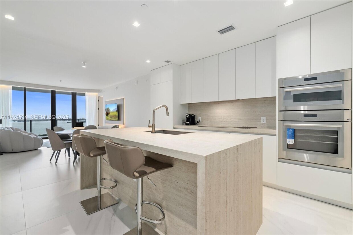 Foto principal - 700 NE 24th St