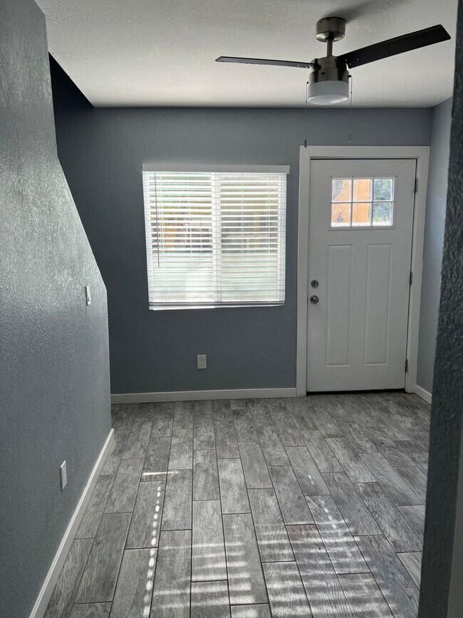 Building Photo - NEWLY REMODELED UNIT IN SURPRISE WITH BACK...