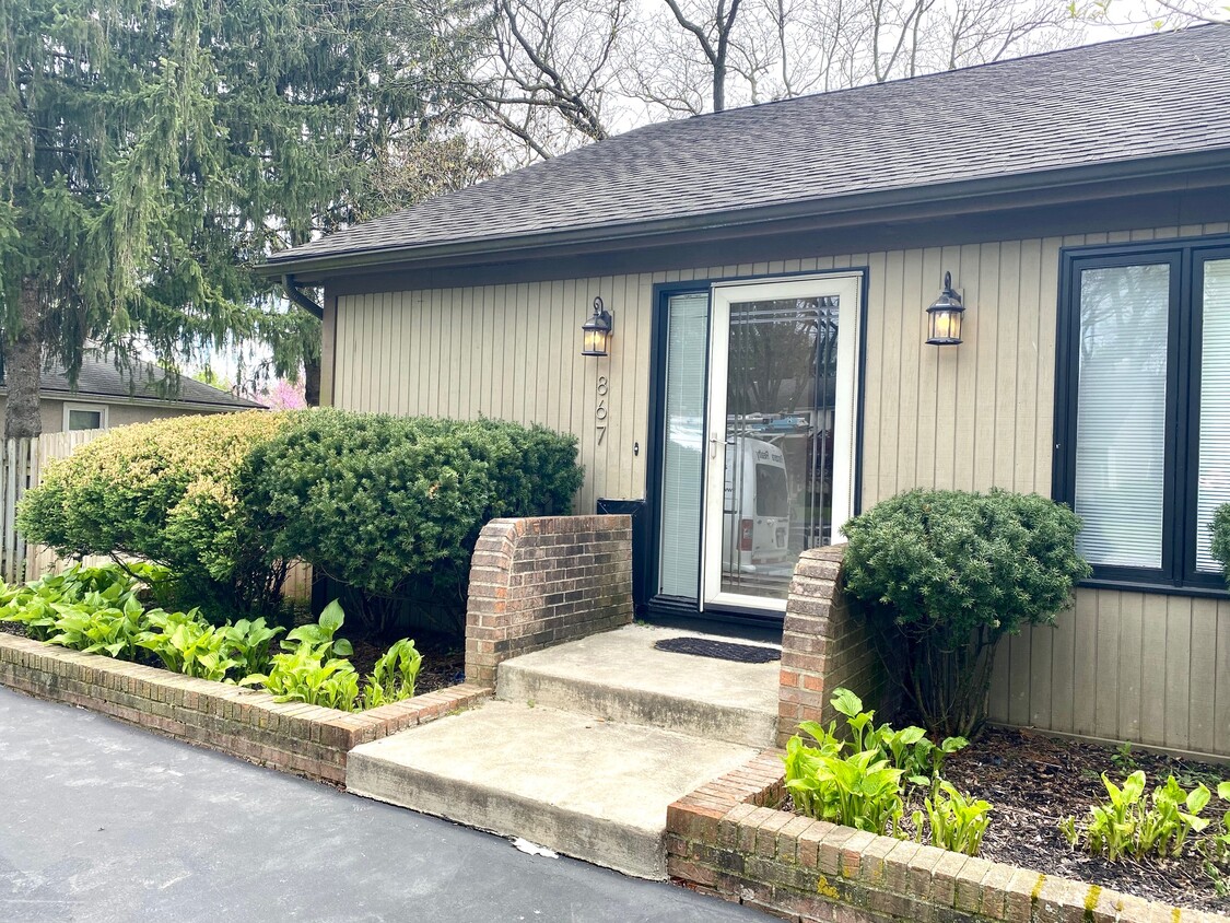 Primary Photo - 867 Bluffway Dr