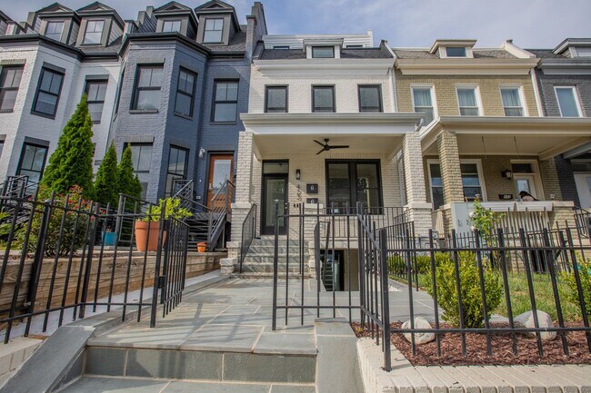 Building Photo - Stunning 3 BR/3 BA Apartment in Columbia Heights!