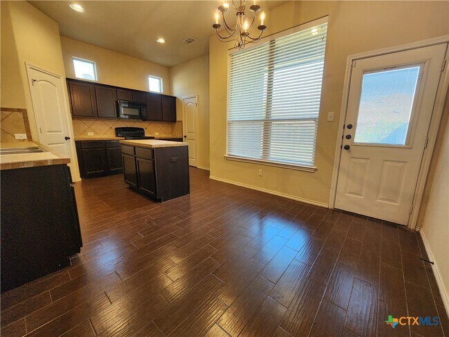Foto del edificio - 529 Creekside Cir