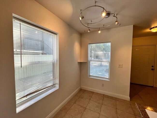 Foto del edificio - Remodeled 2 bed, 2 bath unit in Midtown