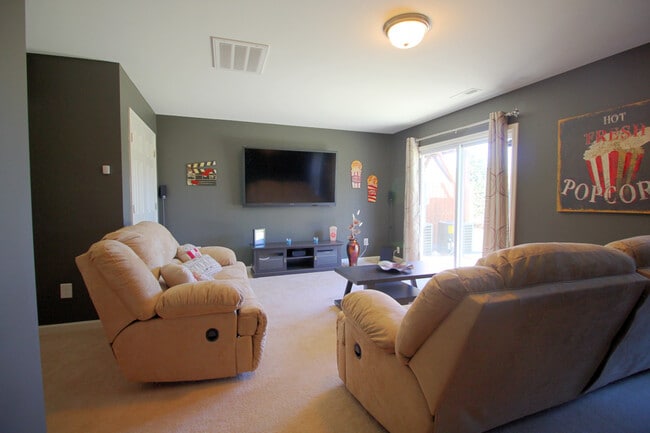 Building Photo - Spacious Like new 3 bedroom 3.5 bathroom T...