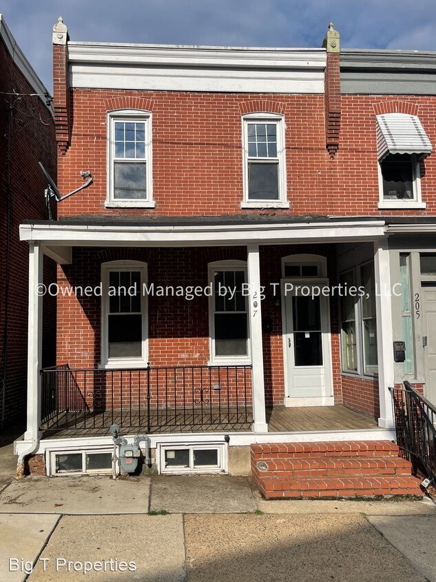 Foto principal - 3 br, 1.5 bath House - 207 Concord Ave