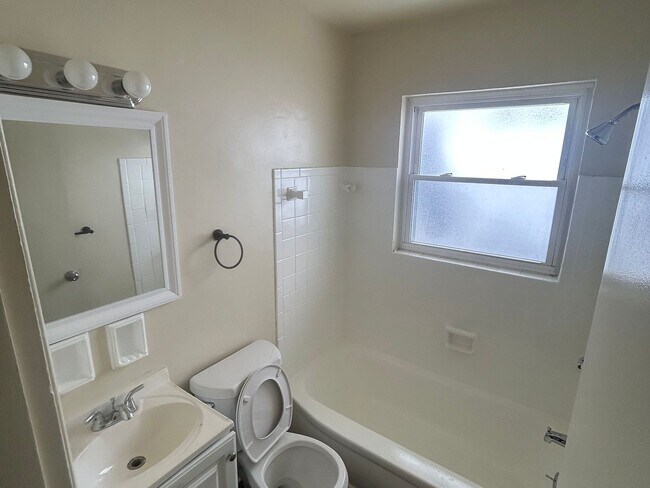 Building Photo - 2616 Newport Ave