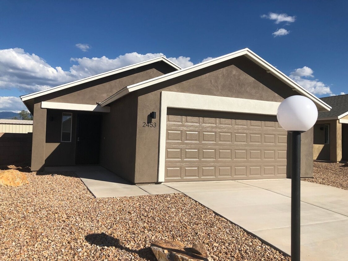 Primary Photo - 2453 S Clovis Place-