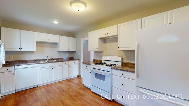 Building Photo - Beautiful 3 Bed 2 Bath Home on the East Si...
