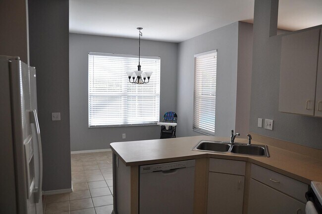 El comedor está orientado al este, por lo que recibe el sol de la mañana. ¡Es genial! - 5009 46th St W