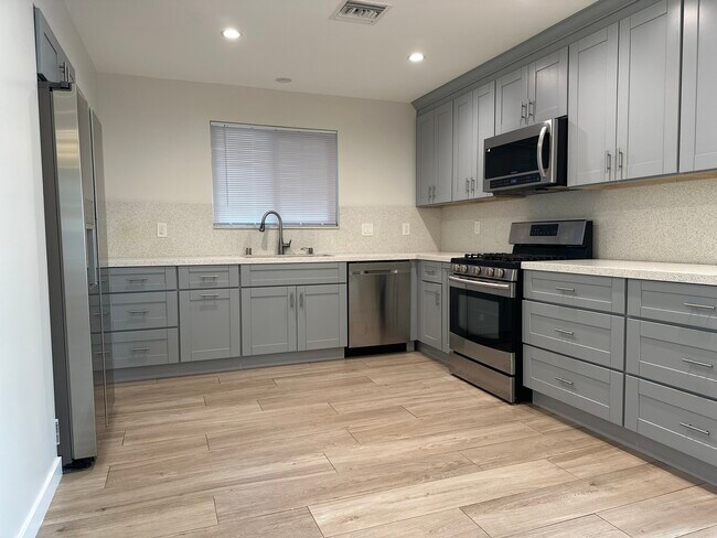 Foto del edificio - 22700 Criswell St