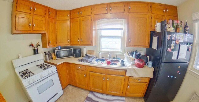 Building Photo - 3D Tour Available - Off-Street Parking + W...