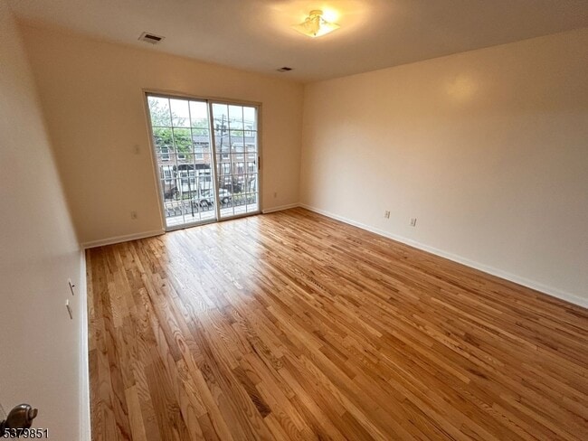 Building Photo - 498 Avon Ave