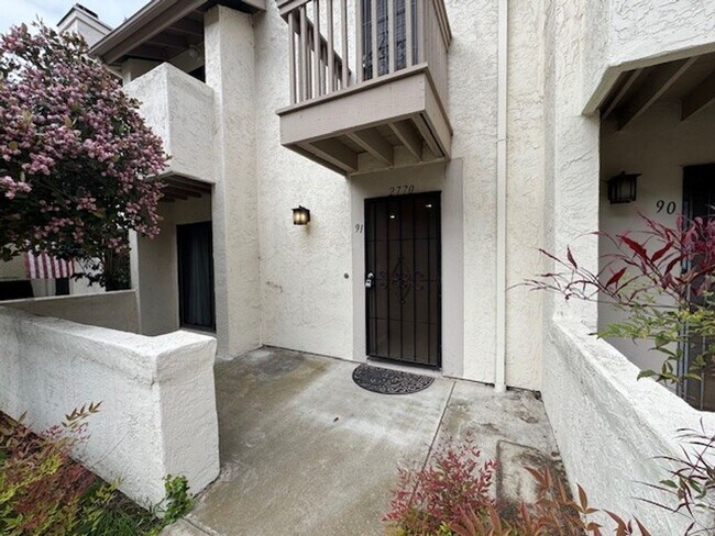 Foto del edificio - Spacious Tri Level 2Bed 2Bath Condo in Bay Ho