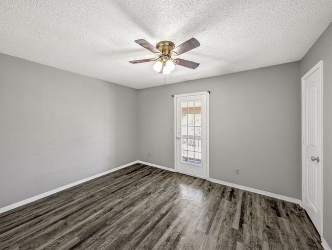 Foto del edificio - 2456 N Brophy Circle - Great Central Location