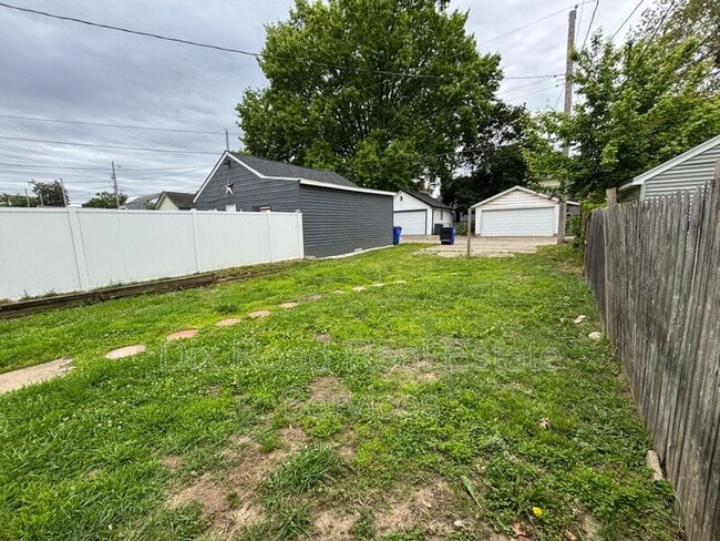 Building Photo - 917 Prytania Ave