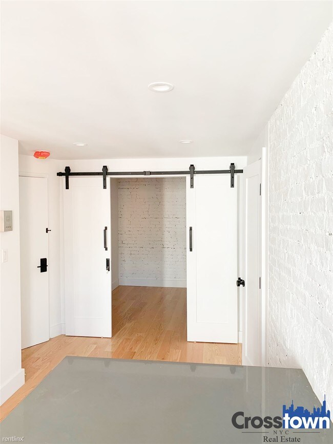 Foto del edificio - 1 br, 1 bath Apartment - 418 E 9th St