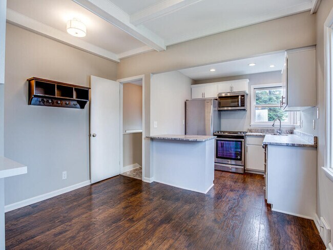 Building Photo - 5101 Edgewater Dr