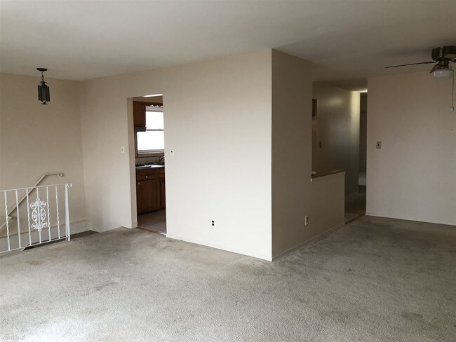 Building Photo - 3 br, 1 bath Apartment - 2329 120th St