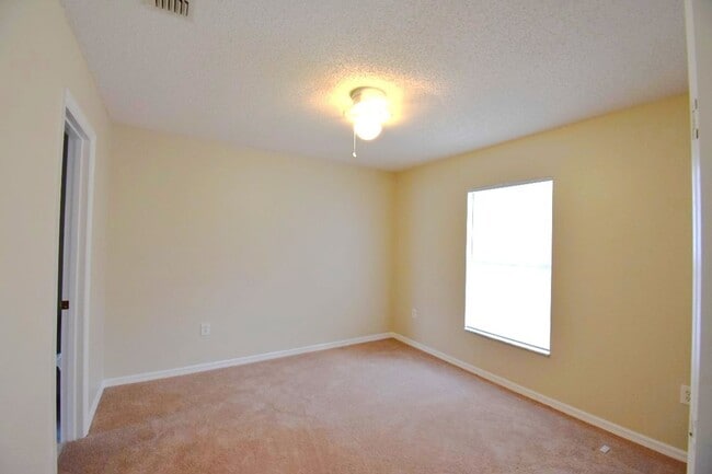 Building Photo - Spacious 3 Bedroom 2 Bath