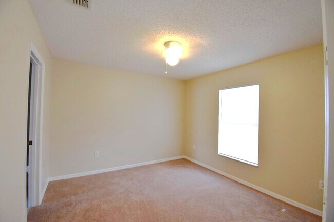 Foto del edificio - Spacious 3 Bedroom 2 Bath
