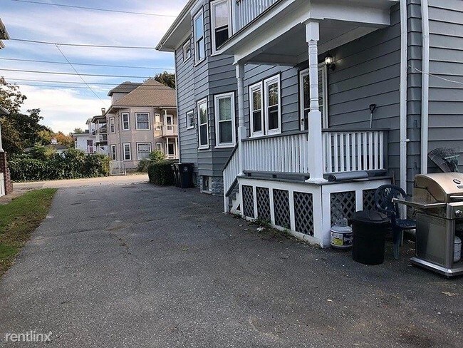 Building Photo - 2 br, 1 bath Apartment - 9 Downing Avenue 2