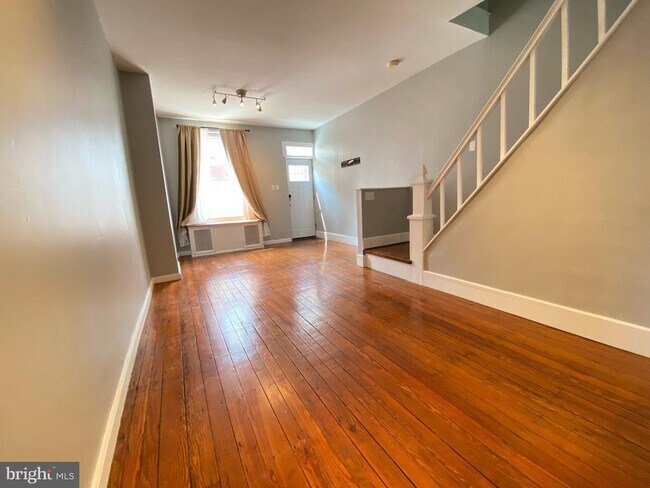 Building Photo - 879 N Myrtlewood St
