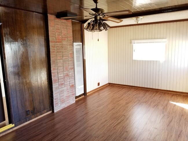 3201 S. Beverly Drive Family room w ceiling fan and wall heater - 3201 S Beverly Dr