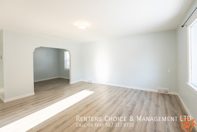 Photo du bâtiment - Cat Friendly Main Floor Suite with Garage