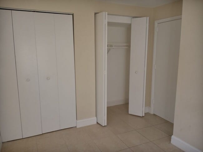 Building Photo - Come see this 2/1 with no Hoa