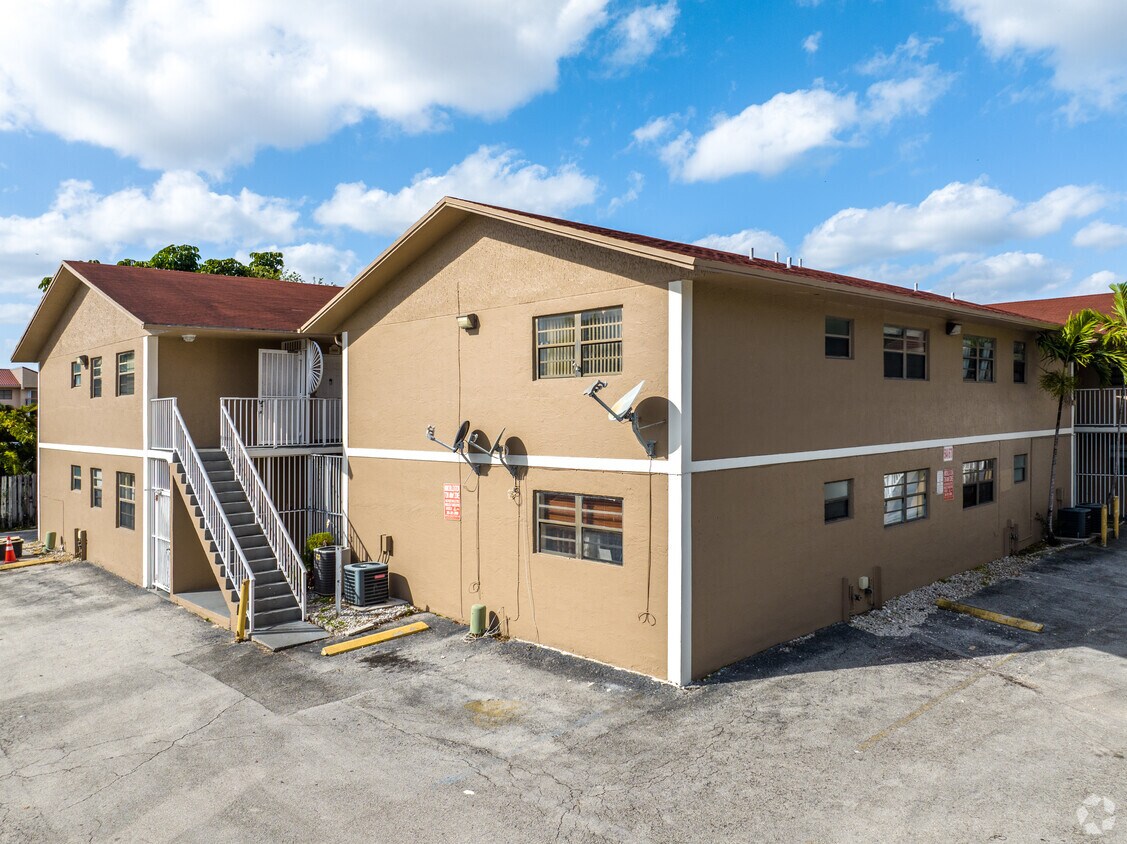 Villa de Marbella Apartments in Hialeah, FL