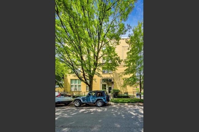 Building Photo - 3900 N Claremont Ave