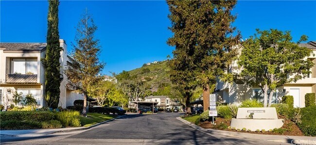 Foto del edificio - 5749 E Creekside Ave