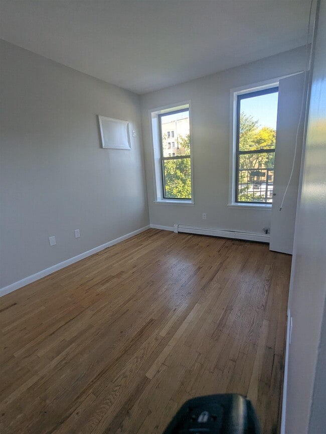 Building Photo - 295 Monmouth St