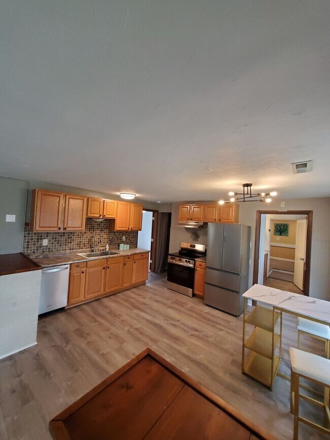 Building Photo - 3 Bed plus den Single Family