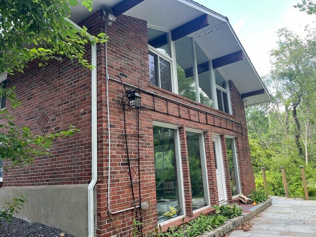 Foto del edificio - 16 Foster Rd