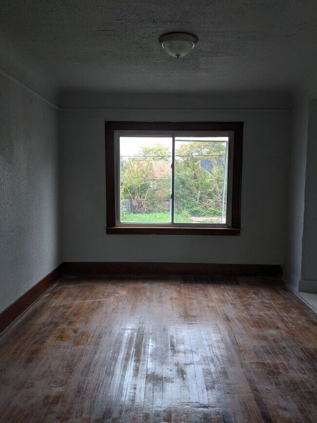 Building Photo - 9341 Roselawn- 3 BEDS & 1.5 BATH FOR RENT!