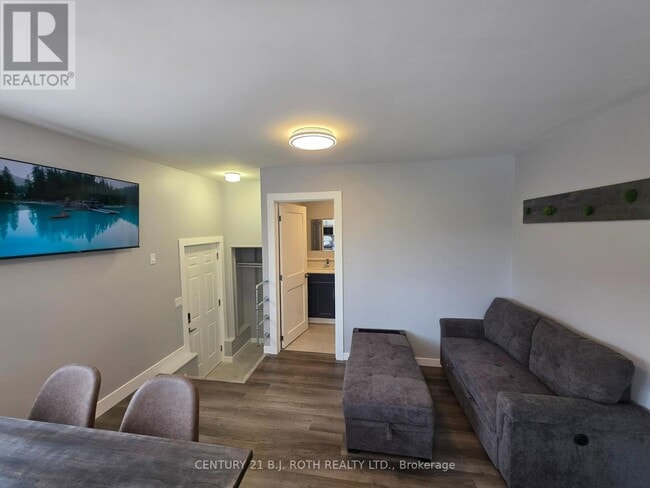 Building Photo - 82 Albert St N