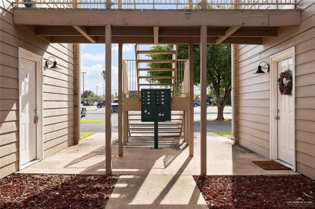 Building Photo - 11 West Dr