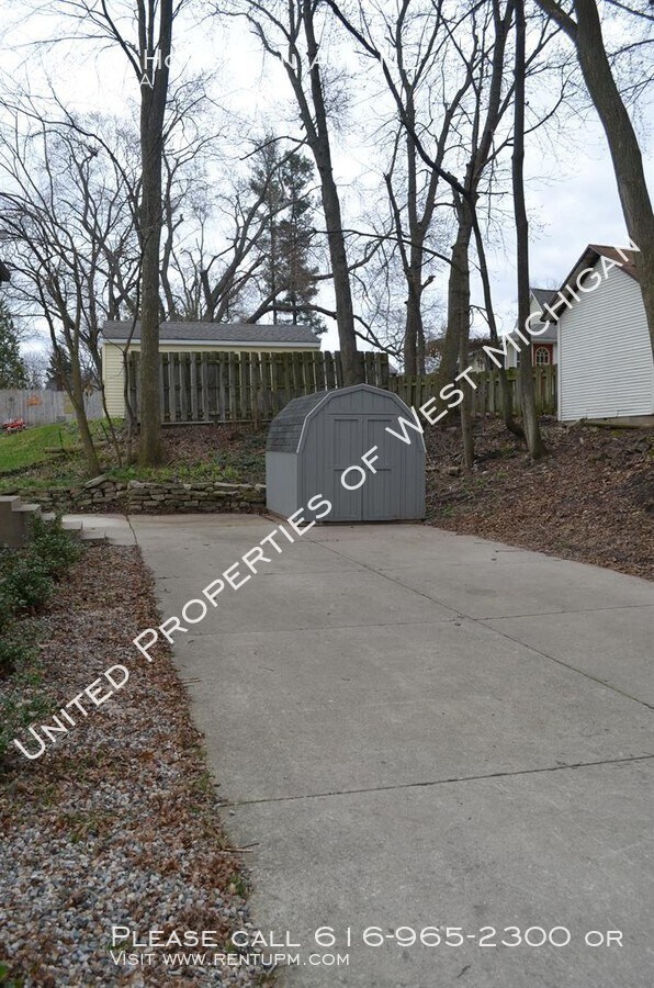 Building Photo - 1044 Houseman Ave NE