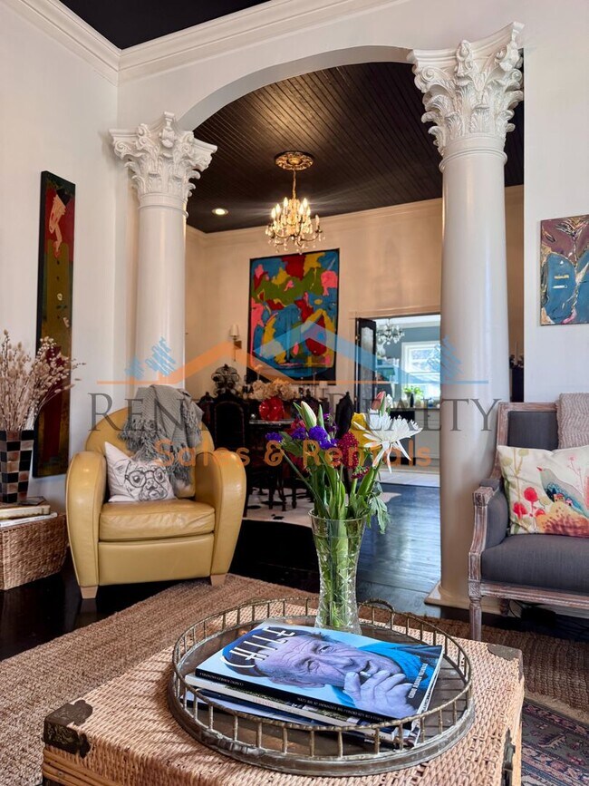 Foto del edificio - Historic Charm Meets Artistic Luxury in the Heart of Old Town Huntsville